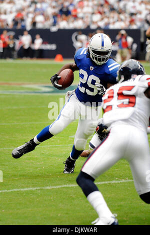 12. September 2010 - Houston, Texas, Vereinigte Staaten von Amerika - Indianapolis Colts laufen wieder Joseph Addai (29) eilt für ein First Down während des Spiels zwischen den Houston Texans und die Indianapolis Colts. Die Texaner gegen die Colts 34-24. (Kredit-Bild: © Jerome Miron/Southcreek Global/ZUMApress.com) Stockfoto