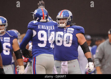 New York Giants center Shaun O'Hara (60)-Fives defensive End Mathias Kiwanuka (94) nach Kiwanukas Sack während der zweiten Hälfte NFL Aktion in der New York Giants 31-18 Sieg über die Carolina Panthers im New Meadowlands Stadium in East Rutherford, New Jersey. (Kredit-Bild: © Willen Schneekloth/Southcreek Global/ZUMApress.com) Stockfoto