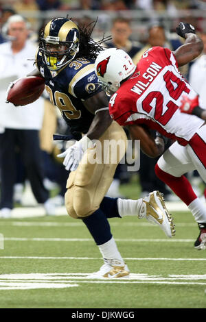 12. September 2010 - Saint Louis, Missouri, Vereinigte Staaten von Amerika - Saint Louis Rams Running Back Steven Jackson (#39) trägt den Ball als Arizona Cardinals Sicherheits-Adrian Wilson (24) während eines Spiels zwischen den St. Louis Rams und die Arizona Cardinals im Edward Jones Dome in Saint Louis, Missouri schließt. Die Cardinals geschlagen die Rams 17-13. (Kredit-Bild: © Scott Kane/Süd Stockfoto