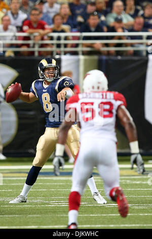 12. September 2010 - Saint Louis, Missouri, Vereinigte Staaten von Amerika - Saint Louis Rams Quarterback Sam Bradford (#8) liefert einen Pass als Arizona Cardinals Linebacker Daryl Washington (58) während eines Spiels zwischen den St. Louis Rams und die Arizona Cardinals im Edward Jones Dome in Saint Louis, Missouri in schließt. Die Cardinals geschlagen die Rams 17-13. (Kredit-Bild: © Scott Kane/Sou Stockfoto