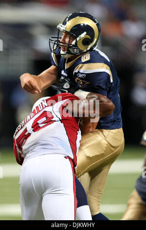 12. September 2010 Grimassen - Saint Louis, Missouri, Vereinigte Staaten von Amerika - Saint Louis Rams Quarterback Sam Bradford (#8), wie er einen Hit von Arizona Cardinals Linebacker Daryl Washington (58) während eines Spiels zwischen den St. Louis Rams und die Arizona Cardinals im Edward Jones Dome in Saint Louis, Missouri nimmt. Die Cardinals geschlagen die Rams 17-13. (Kredit-Bild: © Scott Kane / Stockfoto