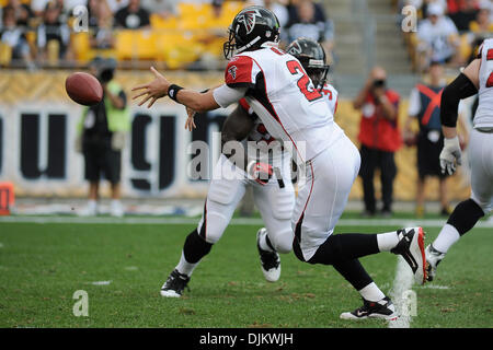 12. September 2010 - Pittsburgh, PENNSYLVANNIA, Vereinigte Staaten von Amerika - Atlanta Falcons Quarterback MATT RYAN (2) macht die Tonhöhe im zweiten Quartal, wie die Steelers die Falcons im Heinz Field in Pittsburgh, PA übernehmen... Steelers sind mit Falken 3: 3 in der Mitte gebunden. (Kredit-Bild: © Dean Beattie/Southcreek Global/ZUMApress.com) Stockfoto