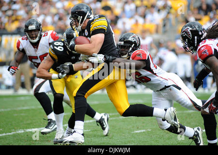 12. September 2010 - Pittsburgh, PENNSYLVANNIA, Vereinigte Staaten von Amerika - Pittsburgh Steelers-Tight-End macht HEATH MILLER (83) ein heruntergekommen Feld als Atlanta Falcons außerhalb Linebacker SEAN WEATHERSPOON (56) versucht, das Gerät im zweiten Quartal als die Steelers übernehmen die Falcons im Heinz Field in Pittsburgh, PA... Steelers sind mit Falken 3: 3 in der Mitte gebunden. (Credit Stockfoto