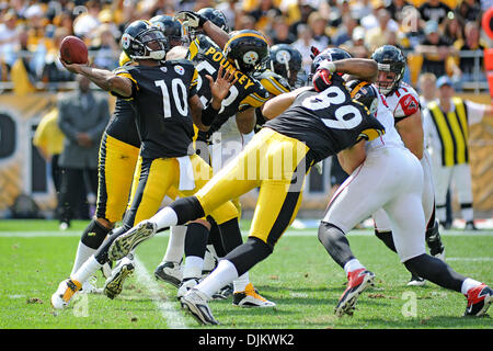 12. September 2010 - Pittsburgh, PENNSYLVANNIA, Vereinigte Staaten von Amerika - Pittsburgh Steelers beginnend Quarterback DENNIS DIXON (10) macht einen Pass unter Druck im dritten Quartal als die Steelers übernehmen die Falcons im Heinz Field in Pittsburgh, PA... Steelers in der Overtime gewinnen über die Falken mit einem Score von 15: 9. (Kredit-Bild: © Dean Beattie/Southcreek Global/ZUMApress.com) Stockfoto