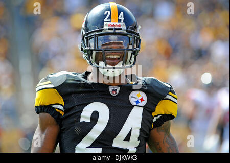 12. September 2010 - Pittsburgh, PENNSYLVANNIA, Vereinigte Staaten von Amerika - Pittsburgh Steelers Ecke zurück IKE TAYLOR (24) sieht auf die Menschenmenge im dritten Quartal, als die Steelers die Falcons im Heinz Field in Pittsburgh, PA übernehmen.... Steelers in der Overtime gewinnen über die Falken mit einem Score von 15: 9 (Credit-Bild: © Dean Beattie/Southcreek Global/ZUMApress.com) Stockfoto