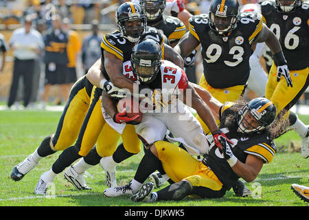 12. September 2010 - übernehmen Pittsburgh, PENNSYLVANNIA, Vereinigte Staaten von Amerika - Pittsburgh Steelers kostenlose Sicherheit bringen RYAN CLARK (25) und Pittsburgh Steelers starke Sicherheit TROY POLAMALU (43) nach Atlanta Falcons Runningback MICHAEL TURNER (33) im dritten Quartal als die Steelers die Falcons im Heinz Field in Pittsburgh, PA.... Steelers in der Overtime gewinnen über die Falken mit einem score Stockfoto