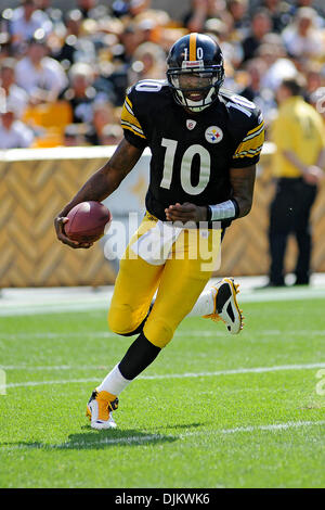 12. September 2010 - Pittsburgh, PENNSYLVANNIA, Vereinigte Staaten von Amerika - Pittsburgh Steelers beginnend Quarterback DENNIS DIXON (10) klettert aus der Tasche im dritten Quartal als die Steelers die Falcons im Heinz Field in Pittsburgh, PA übernehmen... Steelers in der Overtime gewinnen über die Falken mit einem Score von 15: 9 (Credit-Bild: © Dean Beattie/Southcreek Global/ZUMApress.com) Stockfoto