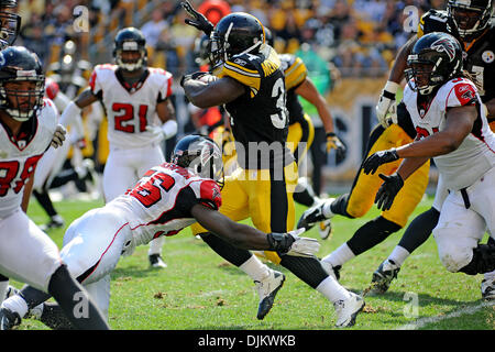 12. September 2010 - übernehmen Pittsburgh, PENNSYLVANNIA, Vereinigte Staaten von Amerika - Pittsburgh Steelers Runningback RASHARD MENDENHALL (34) ein Loch als Atlanta Falcons außerhalb Linebacker findet SEAN WEATHERSPOON (56) versucht, das Gerät im vierten Quartal als die Steelers die Falcons im Heinz Field in Pittsburgh, PA.... Steelers in der Overtime gewinnen über die Falken mit einem Score von 15: 9. Stockfoto