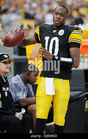 12. September 2010 - Pittsburgh, PENNSYLVANNIA, Vereinigte Staaten von Amerika - Pittsburgh Steelers Start Quarterback DENNIS DIXON (10) hält seinen Arm locker an der Seitenlinie im zweiten Quartal, wie die Steelers die Falcons im Heinz Field in Pittsburgh, PA übernehmen.... Steelers in der Overtime gewinnen über die Falken durch einen 15: 9 (Credit-Bild: © Dean Beattie/Southcreek Global/ZUMApress.com) Stockfoto