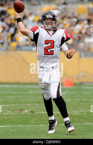 12. September 2010 - Pittsburgh, PENNSYLVANNIA, Vereinigte Staaten von Amerika - Atlanta Falcons Start Quarterback MATT RYAN (2) macht einen Pass im zweiten Quartal als die Steelers übernehmen die Falcons im Heinz Field in Pittsburgh, PA... Steelers in der Overtime gewinnen über die Falken durch einen 15: 9 (Credit-Bild: © Dean Beattie/Southcreek Global/ZUMApress.com) Stockfoto