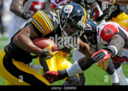 12. September 2010 - Pittsburgh, PENNSYLVANNIA, Vereinigte Staaten von Amerika - Pittsburgh Steelers Wide Receiver ANTWAAN RANDLE EL (82) wird die tragen als Atlanta Falcons außerhalb Linebacker bekommt STEPHEN NICHOLAS (54) bereit, den Hit auf RANDLE EL im ersten Quartal, wie die Steelers die Falcons im Heinz Field in Pittsburgh, PA übernehmen.... Steelers in der Overtime gewinnen über die Falken durch einen Stockfoto