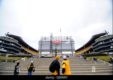 12. September 2010 - Pittsburgh, PENNSYLVANNIA, Vereinigte Staaten von Amerika - Fans nehmen Handy Fotos von Heinz Field vor dem Start des Spiels zwischen den Falken und die Steelers bei Heinz Field in Pittsburgh, PA... Steelers in der Overtime gewinnen über die Falken mit einem Score von 15: 9. (Kredit-Bild: © Dean Beattie/Southcreek Global/ZUMApress.com) Stockfoto