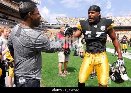 12. September 2010 - Pittsburgh, PENNSYLVANNIA, plaudert mit Pittsburgh Steelers innen Linebacker KEYARON FOX (57) Vereinigte Staaten von Amerika - Schauspieler und Komiker TRACY MORGAN, bevor die Steelers die Falcons im Heinz Field in Pittsburgh, PA übernehmen... Steelers in der Overtime gewinnen über die Falken mit einem Score von 15: 9. (Kredit-Bild: © Dean Beattie/Southcreek Global/ZUMApress.com) Stockfoto