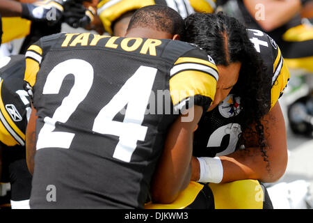12. September 2010 - übernehmen Pittsburgh, PENNSYLVANNIA, Vereinigte Staaten von Amerika - Pittsburgh Steelers Ecke zurück nehmen IKE TAYLOR (24) und Pittsburgh Steelers starke Sicherheit TROY POLAMALU (43) einen Moment vor dem Kick-off als die Steelers die Falcons im Heinz Field in Pittsburgh, PA.... Steelers in der Overtime gewinnen über die Falken mit einem Score von 15: 9. (Kredit-Bild: © Dean Beattie/Southcreek Gl Stockfoto