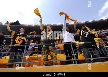 12. September 2010 - Pittsburgh, PENNSYLVANNIA, Vereinigte Staaten von Amerika - Steelers Fans don ihre Teams Farben und Welle ihre schrecklichen Handtücher als die Steelers fertig zu übernehmen, die Falken in Heinz Field in Pittsburgh, PA... Steelers in der Overtime gewinnen über die Falken mit einem Score von 15: 9. (Kredit-Bild: © Dean Beattie/Southcreek Global/ZUMApress.com) Stockfoto