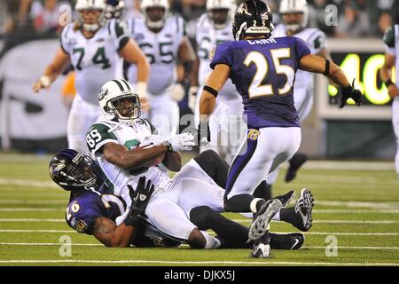 13. September 2010 - East Rutherford, New Jersey, Vereinigte Staaten von Amerika - New York Jets Wide Receiver Jerricho Cotchery (89) von Baltimore Ravens starke Sicherheit Dawan Landry (26) angegangen wird, während das erste Spiel der Saison 2010 im New Meadowlands Stadium in East Rutherford New Jersey (Credit-Bild: © Brooks Van Arx/Southcreek Global/ZUMApress.com) Stockfoto