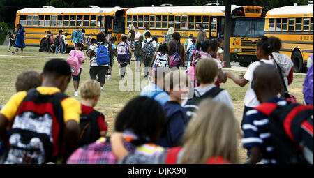 14. September 2010 - Memphis, TN, USA - 14. September 2010 - Hunderte von Macon elementare Studenten zu Fuß ihre Busse nach einem langen Tag in der Schule. Macon ist eine der drei Schulen wegen Überfüllung umgewidmet werden. (Kredit-Bild: © die kommerzielle Appeal/ZUMApress.com) Stockfoto