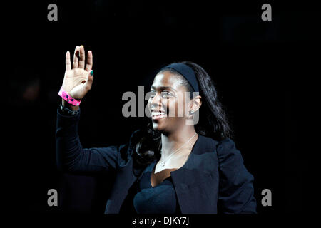 17. September 2010 - Seattle, Washington, USA - Camille taucht etwas auf den Boden.  Das All-Frau Seattle Storm Basketballteam kehrt in ihre Heimatstadt nach einem Sieg über Traum 87-84 zu ihrem 2. WNBA Titel gewinnen. (Kredit-Bild: © Jordan Stead/ZUMApress.com) Stockfoto