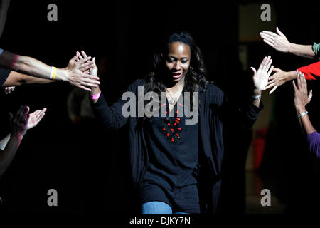 17. September 2010 entsteht - Seattle, Washington, USA - Ashley Robinson auf den Boden.  Das All-Frau Seattle Storm Basketballteam kehrt in ihre Heimatstadt nach einem Sieg über Traum 87-84 zu ihrem 2. WNBA Titel gewinnen. (Kredit-Bild: © Jordan Stead/ZUMApress.com) Stockfoto