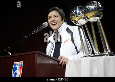 17. September 2010 - Seattle, Washington, USA - spricht man von der Seattle Storm Besitzer auf dem Podium.  Das All-Frau Seattle Storm Basketballteam kehrt in ihre Heimatstadt nach einem Sieg über Traum 87-84 zu ihrem 2. WNBA Titel gewinnen. (Kredit-Bild: © Jordan Stead/ZUMApress.com) Stockfoto
