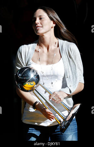 17. September 2010 entsteht - Seattle, Washington, USA - Sturm MVP Sue Bird mit der Trophäe auf dem Boden.  Das All-Frau Seattle Storm Basketballteam kehrt in ihre Heimatstadt nach einem Sieg über Traum 87-84 zu ihrem 2. WNBA Titel gewinnen. (Kredit-Bild: © Jordan Stead/ZUMApress.com) Stockfoto