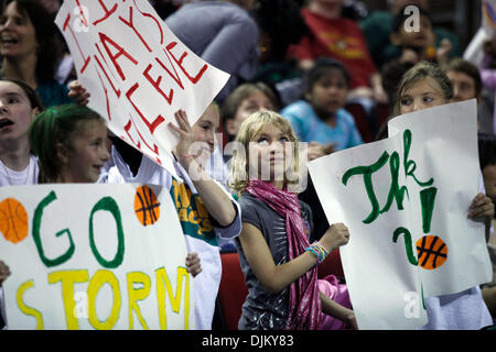 17. September 2010 - Seattle, Washington, US - Girls sich auf den Deckenmonitor ansehen.  Das All-Frau Seattle Storm Basketballteam kehrt in ihre Heimatstadt nach einem Sieg über Traum 87-84 zu ihrem 2. WNBA Titel gewinnen. (Kredit-Bild: © Jordan Stead/ZUMApress.com) Stockfoto