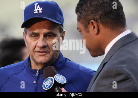 17. September 2010 - Los Angeles, California, Vereinigte Staaten von Amerika - Dodgers-Manager JOE TORRE wird von FOX Sports über seine Entscheidung der Rücktritt als Manager der Dodgers für die Saison 2011 vor dem Start des Spiels Rockies vs. Dodgers Dodgers Stadium interviewt. Die Rocky Mountains fuhr fort, die Dodgers mit einem Endstand von 7: 5 besiegen. (Kredit-Bild: © Brandon Parry/Southc Stockfoto