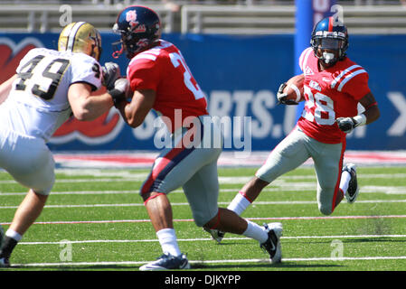 18. September 2010 - Oxford, Mississippi, Vereinigte Staaten von Amerika - Ole Miss RB Korvic Neat (28) wird die Ecke während Vanderbilt 28-14 Sieg über Ole Miss in Oxford, MS. (Credit-Bild: © Hays Collins/Southcreek Global/ZUMApress.com) Stockfoto