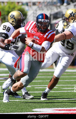 18. September 2010 - Oxford, Mississippi, Vereinigte Staaten von Amerika - Ole Miss QB Jeremiah Masoli (8) klettert Upfield während Vanderbilt ist 28-14 Sieg über Ole Miss in Oxford, MS. (Credit-Bild: © Hays Collins/Southcreek Global/ZUMApress.com) Stockfoto