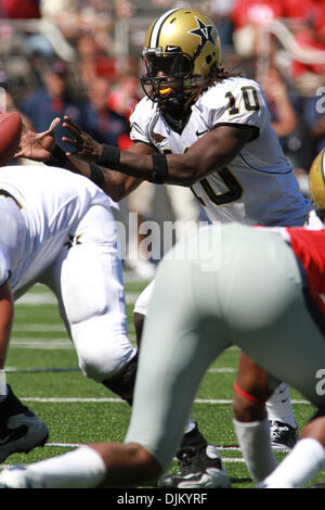 18. September 2010 - Oxford, Mississippi, Vereinigte Staaten von Amerika - Vanderbilt QB Larry Smith (10) holt sich der Snap während Vanderbilt 28-14 Sieg über Ole Miss in Oxford, MS. (Credit-Bild: © Hays Collins/Southcreek Global/ZUMApress.com) Stockfoto