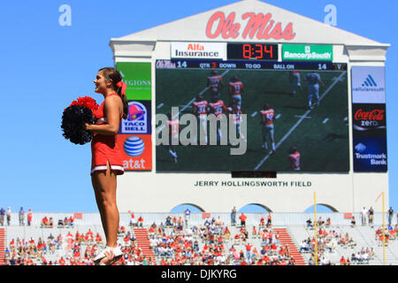 18. September 2010 - Oxford, Mississippi, Vereinigte Staaten von Amerika - Ole Miss Cheerleader begeistert die Fans bei Vanderbilts-28-14-Sieg über Ole Miss in Oxford, MS. (Credit-Bild: © Hays Collins/Southcreek Global/ZUMApress.com) Stockfoto