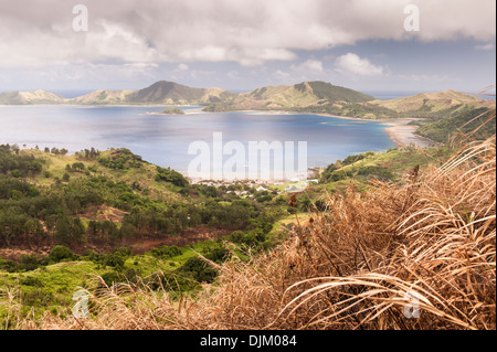 Topshot der nördlichen Ende der riesigen erloschenen vulkanische Caldera mit einer Segelyacht vor Anker aus Tovu Dorf. Totoya, Fidschi. Stockfoto