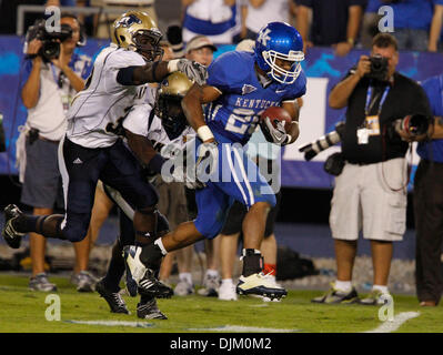 18. September 2010 - Lexington, KY - Akron ShelDon Miller (Cq), links, und Manley Waller konnte nicht aufhören Großbritanniens Derrick Locke, wie Locke dieses TD im dritten Quartal von Kentucky vs. Akron Fußballspiel am Samstag, 18. September 2010 im Commonwealth Stadium in Lexington erzielte.  Die Gäste machten es 33-3 zu Gunsten der UK.  . Foto von David Perry | Personal. (Kredit-Bild: © Lexington Herald-Leader/Z Stockfoto