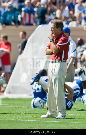 18. September 2010 Uhren - Durham, North Carolina, Vereinigte Staaten von Amerika - Alabama Trainer Nick Saban Pre-game-Bohrer. Alabama schlägt Herzog 62-13 im Wallace Wade Stadium (Credit-Bild: © Mark Abbott/Southcreek Global/ZUMApress.com) Stockfoto