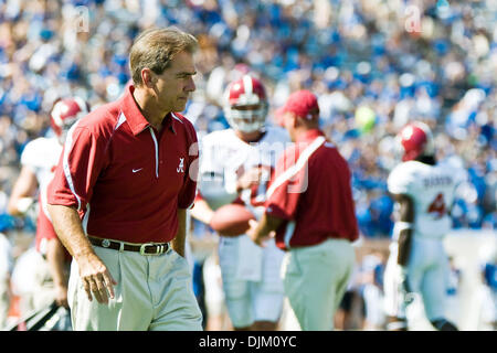 18. September 2010 Uhren - Durham, North Carolina, Vereinigte Staaten von Amerika - Alabama Trainer Nick Saban Pre-game-Bohrer. Alabama schlägt Herzog 62-13 im Wallace Wade Stadium (Credit-Bild: © Mark Abbott/Southcreek Global/ZUMApress.com) Stockfoto