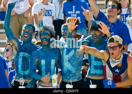 18. September 2010 gekleidet - Durham, North Carolina, Vereinigte Staaten von Amerika - Herzog-Fans für Spiel mit Alabama. Alabama schlägt Herzog 62-13 im Wallace Wade Stadium (Credit-Bild: © Mark Abbott/Southcreek Global/ZUMApress.com) Stockfoto