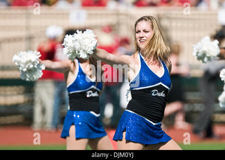 18. September 2010 preforms - Durham, North Carolina, Vereinigte Staaten von Amerika - Duke-Tanz-Team während der Pre-Game-Show. Alabama schlägt Herzog 62-13 im Wallace Wade Stadium (Credit-Bild: © Mark Abbott/Southcreek Global/ZUMApress.com) Stockfoto