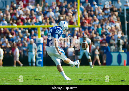 18. September 2010 - Durham, North Carolina, Vereinigte Staaten von Amerika - Duke Blue Devils Kicker Will Snyderwine (96) startet nach Alabama. Alabama schlägt Herzog 62-13 im Wallace Wade Stadium (Credit-Bild: © Mark Abbott/Southcreek Global/ZUMApress.com) Stockfoto