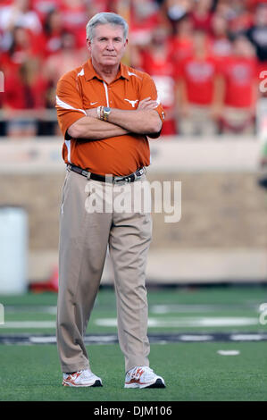 18. September 2010 - Lubbock, Texas, Vereinigte Staaten von Amerika - Texas Head Coach Mack Brown vor dem Spiel als die #6 Texas Longhorns besiegen die Texas Tech Red Raiders 24-14 im Spiel im AT&T Jones Stadium in Lubbock, Texas. (Kredit-Bild: © Steven Leija/Southcreek Global/ZUMApress.com) Stockfoto