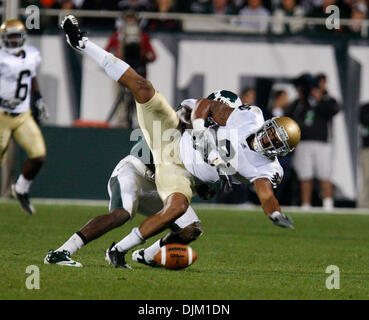 18. September 2010 - East Lansing, Michigan, USA - Notre Dame Wide Receiver kann nicht mit dem Fang Samstag, 18. September 2010 im Spartan Stadium in East Lansing, Michigan Michael Floyd aufkommen.  Michigan State Chris Rucker wurde auf der Abdeckung.  Michigan State besiegte Notre Dame 34-31. (Kredit-Bild: © Jim Z. Rider/ZUMApress.com) Stockfoto