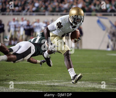 18. September 2010 - East Lansing, Michigan, USA - Notre Dame Wide Receiver punktet Theo Riddick in der zweiten Hälfte Samstag, 18. September 2010 im Spartan Stadium in East Lansing, Michigan.  Michigan State Sicherheit Marcus Hyde versucht Tauchen Stillstand, sondern kommt zu kurz. (Kredit-Bild: © Jim Z. Rider/ZUMApress.com) Stockfoto