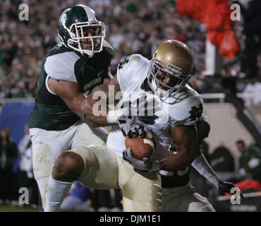 18. September 2010 - East Lansing, Michigan, USA - University of Notre Dame Wide Receiver punktet Michael Floyd in der zweiten Hälfte Samstag, 18. September 2010 im Spartan Stadium in East Lansing, Michigan.  Michigan State Sicherheit war Marcus Hyde auf der Abdeckung. Michigan State schlagen Notre Dame 34-31. (Kredit-Bild: © Jim Z. Rider/ZUMApress.com) Stockfoto