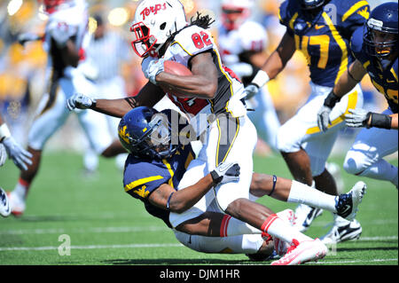 18. September 2010 - Morgantown, West Virginia, Vereinigte Staaten von Amerika - Westvirginia Ivan McCartney greift Marylands Wide Receiver Torrey Smith in der ersten Hälfte bei Mountaineer Field.  West Virginia führt Maryland mit einem Score von 21-0 zur Halbzeit. (Kredit-Bild: © Brian befreit/Southcreek Global/ZUMApress.com) Stockfoto