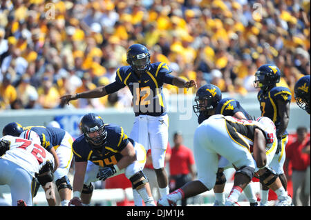 18. September 2010 - Morgantown, West Virginia, Vereinigte Staaten von Amerika - Westvirginia Geno Smith ändert das Spiel an der Line Of Scrimmage gegen Maryland.  West Virginia besiegte Maryland mit einem Score von 31 bis 17. (Kredit-Bild: © Brian befreit/Southcreek Global/ZUMApress.com) Stockfoto