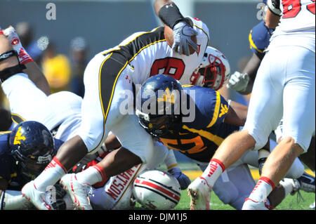 18. September 2010 befasst sich - Morgantown, West Virginia, Vereinigte Staaten von Amerika - Westvirginia Najee Goode Marylands Davin Meggett in der zweiten Hälfte des Spiels am Samstag.  West Virginia besiegte Maryland mit einem Score von 31 bis 17. (Kredit-Bild: © Brian befreit/Southcreek Global/ZUMApress.com) Stockfoto