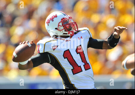 18. September 2010 fällt - Morgantown, West Virginia, Vereinigte Staaten von Amerika - Maryland Jamarr Robinson zurück, während am Samstag-Spiel gegen die West Virginia Verteidigung übergeben.  West Virginia besiegte Maryland mit einem Score von 31 bis 17. (Kredit-Bild: © Brian befreit/Southcreek Global/ZUMApress.com) Stockfoto