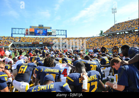 18. September 2010 - Morgantown, West Virginia, Vereinigte Staaten von Amerika - Westvirginia und Maryland Spieler spiegeln im Gebet nach dem Spiel Samstag.  West Virginia besiegte Maryland mit einem Score von 31 bis 17. (Kredit-Bild: © Brian befreit/Southcreek Global/ZUMApress.com) Stockfoto