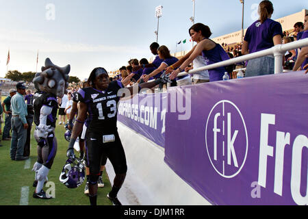 18. September 2010 feiert - Fort Worth, Texas, Vereinigte Staaten von Amerika - TCU Horned Frogs Wide Receiver Antoine Hicks #13 mit den Fans nach dem großen Gewinn.  TCU Niederlagen Baylor 45-10 um Amon G. Carter Stadium (Credit-Bild: © Andrew Dieb/Southcreek Global/ZUMApress.com) Stockfoto