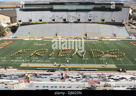 18. September 2010 - Laramie, Wyoming, Vereinigte Staaten von Amerika - The University of Wyoming Band buchstabiert das Wort '' Freunde '' vor dem Spiel zwischen Boise State und Wyoming im War Memorial Stadion. (Kredit-Bild: © Andrew Fielding/Southcreek Global/ZUMApress.com) Stockfoto