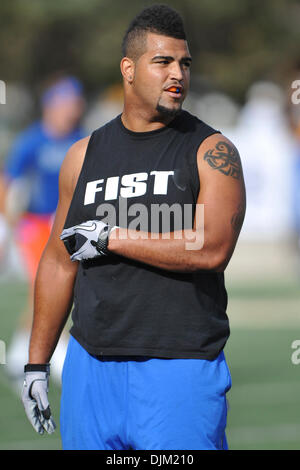 18. September 2010 angehen - Laramie, Wyoming, Vereinigte Staaten von Amerika - Boise State Broncos defensive Billy Winn (90) vor Boise State Wyoming im War Memorial Stadion vor. (Kredit-Bild: © Andrew Fielding/Southcreek Global/ZUMApress.com) Stockfoto